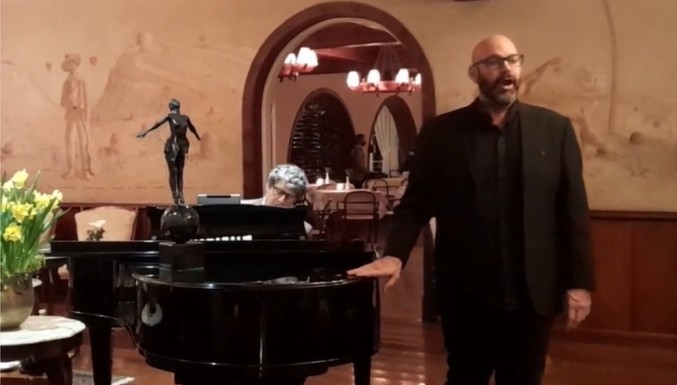 رودولفو جيوجلياني يغني في غرفة المدفأة في فندق توريبا. في البيانو, أنطونيو لويز باركر. صور: الكشف.