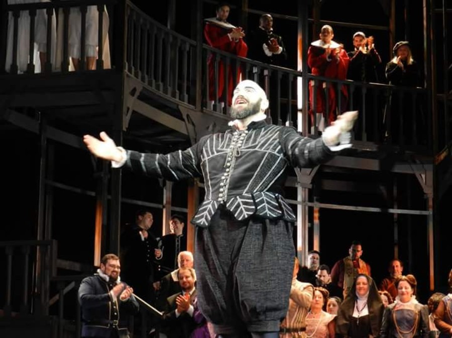 Rodolfo Giugliani como Iago em Otello, de Verdi, em apresentação no Uruguai. Foto: Divulgação.