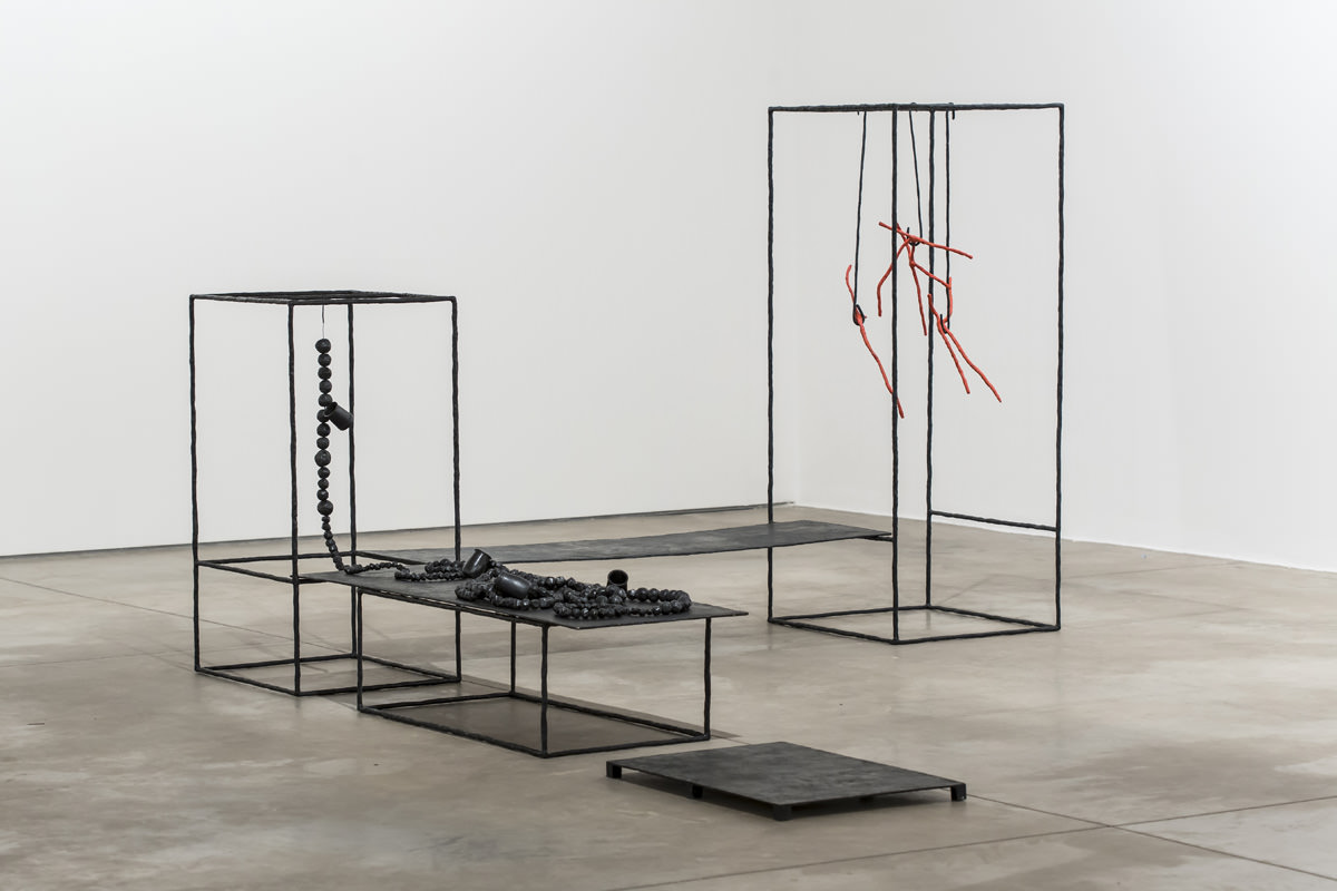 Flávia Ribeiro, Untitled I, 2018 - bronze and annealed wire - 162 x 300 x 400 cm. Photo: Disclosure.