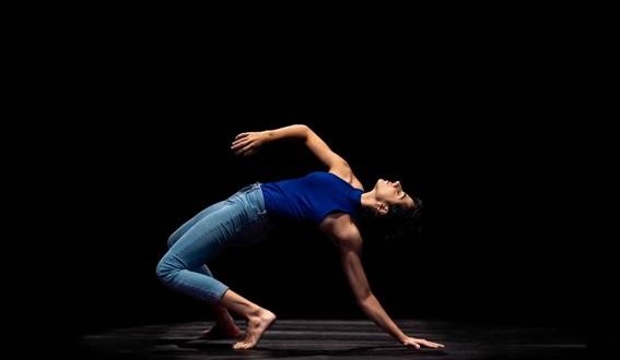 Video-Debüt "SYNC" von Gabriela Moriondo in Begleitung von Maicom Souza in der Choreografie der slowakischen Künstlerin Eva Urbanová. Fotos: Bekanntgabe.