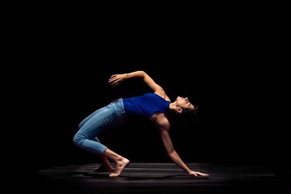 Estreia de vídeodança "SYNC" de Gabriela Moriondo acompanhada por Maicom Souza em coreografia da artista eslovaca Eva Urbanová. Foto: Divulgação.