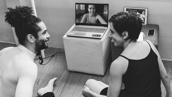 הופעת וידאו "SYNC" מאת גבריאלה מוריונדו בליווי מייקום סוזה בכוריאוגרפיה של האמנית הסלובקית אווה אורבנובה. תמונות: גילוי.