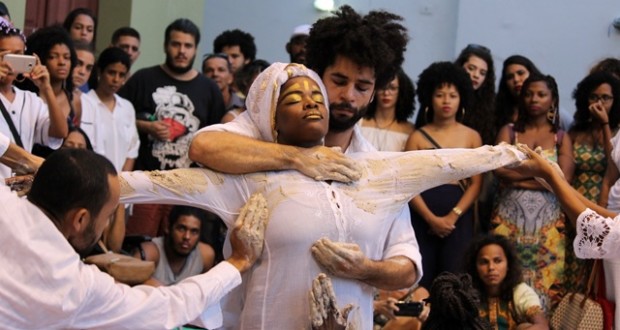 Coletivo Emaranhado, no espetáculo KALUNGA, dança afro-brasileira. Foto: Divulgação.