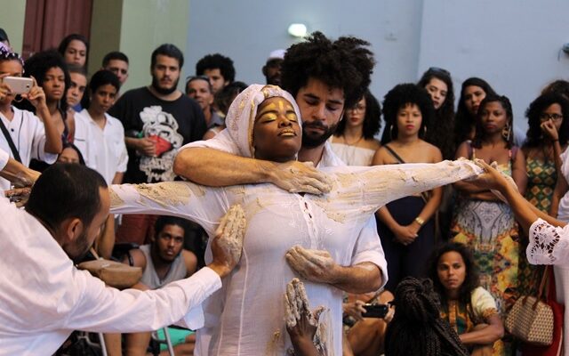 جماعية متشابكة, في عرض كالونجا, الرقص الأفرو برازيلي. صور: الكشف.