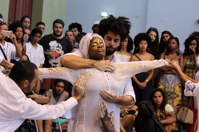 Collectif enchevêtré, dans le spectacle KALUNGA, danse afro-brésilienne. Photos: Divulgation.