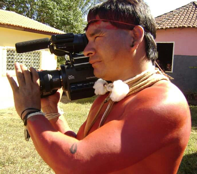 O Múltiplo Ancestral - Cultura Xavante traz o cineasta indígena Divino Tserewahú para falar sobre o povo Xavante, através de registros de imagens, sons e memórias de sua vida na aldeia. Foto: Divulgação.