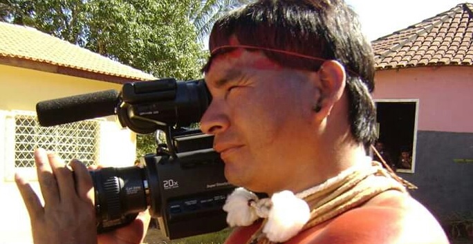 O Múltiplo Ancestral - Cultura Xavante traz o cineasta indígena Divino Tserewahú para falar sobre o povo Xavante, através de registros de imagens, sons e memórias de sua vida na aldeia, destaque. Foto: Divulgação.