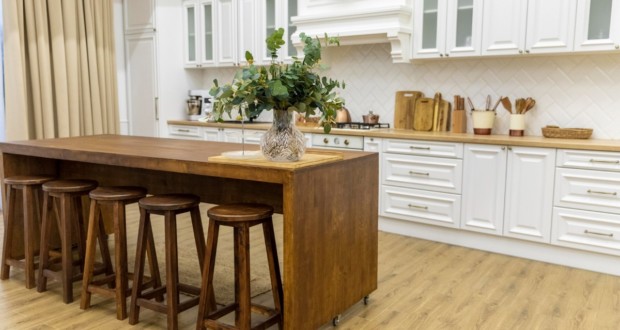 Come combinare mobili in metallo e legno nel tuo arredamento?. Foto: Foto della cucina creata da freepik - br.freepik.com.