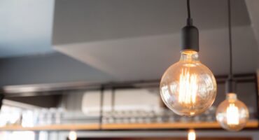 industrial style lighting: see how to do. Photo: Vintage photo created by jannoon028 - br.freepik.com.