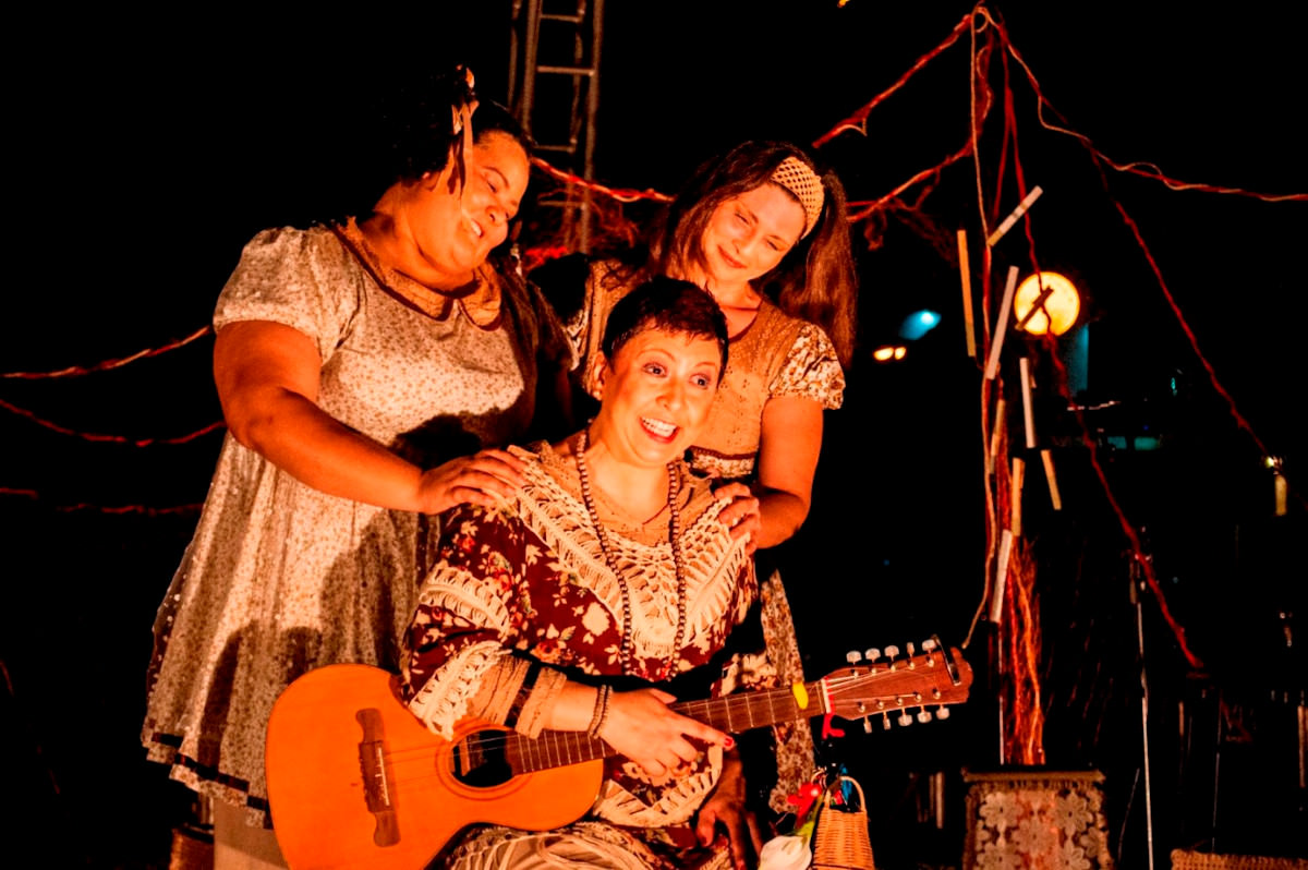 虚拟表演“嗨”, 有 Inezita', (杰奎琳·卡多佐（Jaqueline Cardoso）, 玛西娅·莫雷利和西蒙娜·莫尔道伊). 照片: 约翰·F. 塔瓦雷斯川崎.