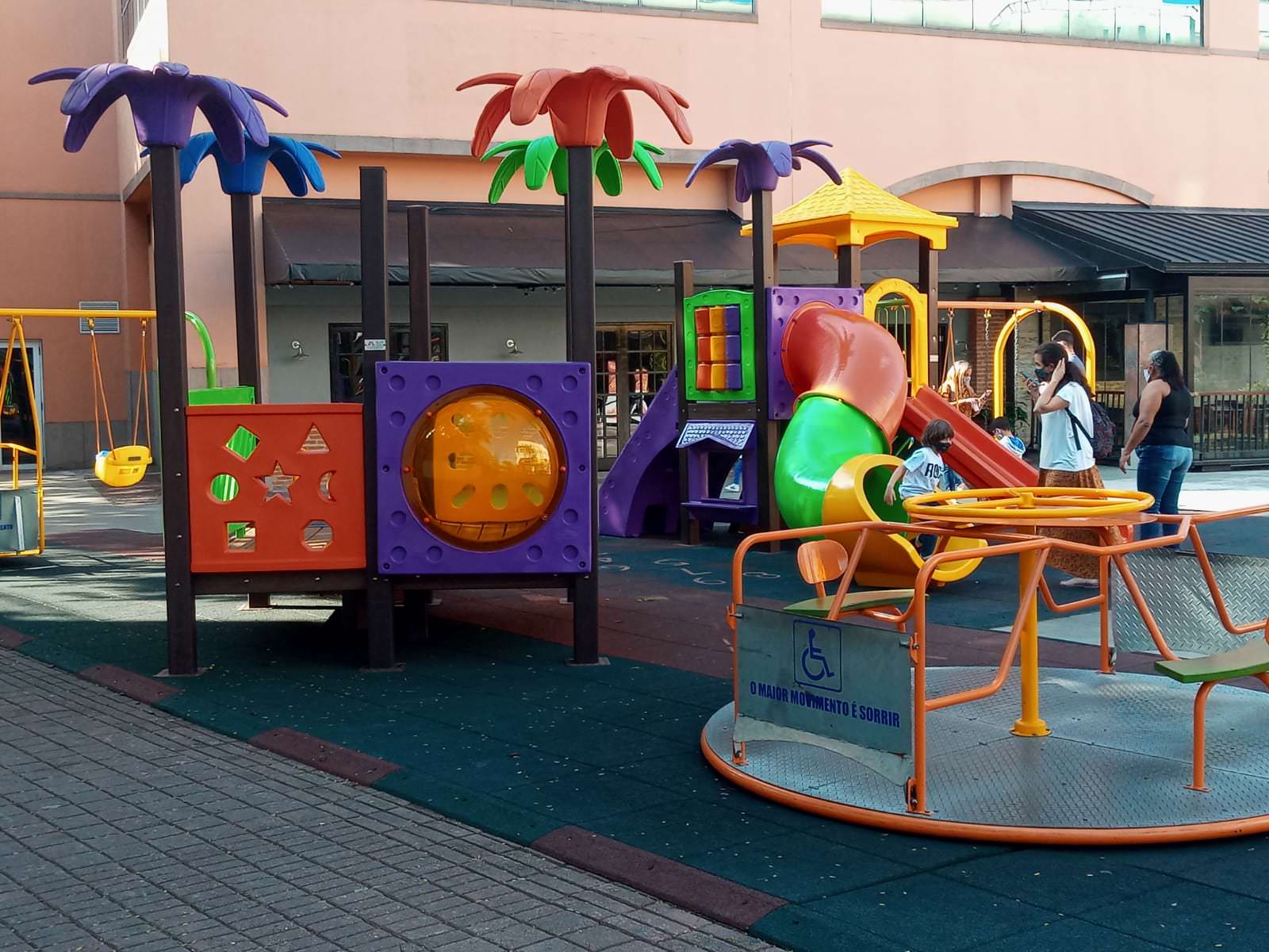 Lo spazio polivalente a Barra ha giocattoli inclusi per i bambini con sedia a rotelle. Foto: Rivelazione.