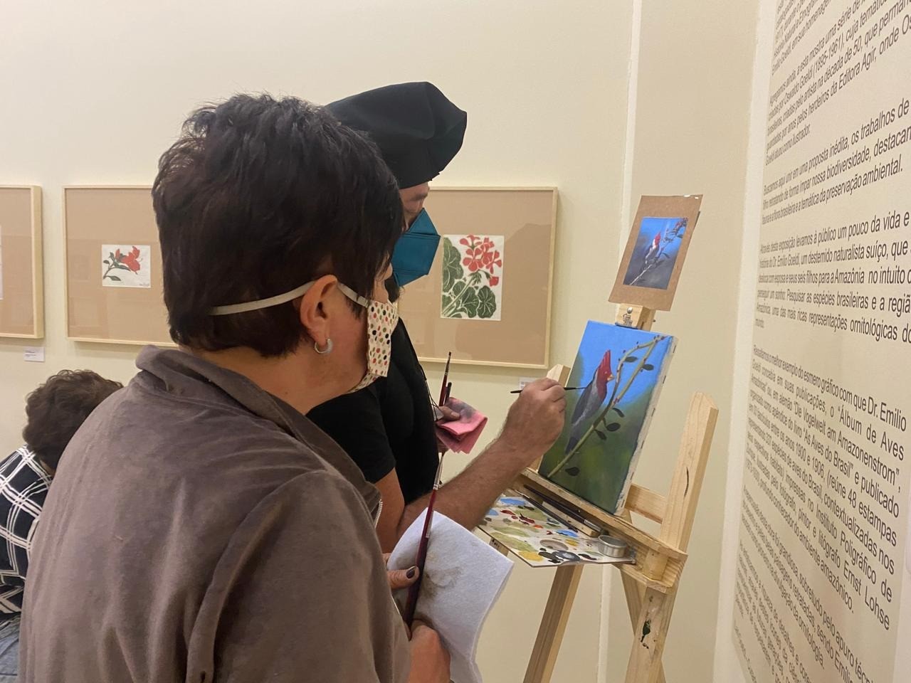 O artista Márcio Carneiro (de gorro preto) durante o workshop de pintura que ministrou em 3 de Julho no espaço da exposição ‘Fauna e Flora Brasileira’, no Via Vale Garden Shopping. Foto: Divulgação.