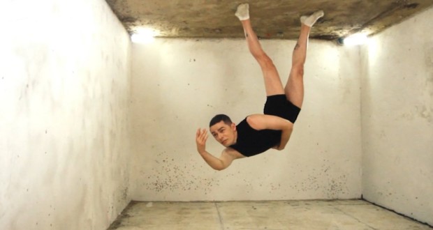 マルセロ・オリベイラによるカピクサバのビデオダンス「クラウスラ」. 写真: Vitor Kock.