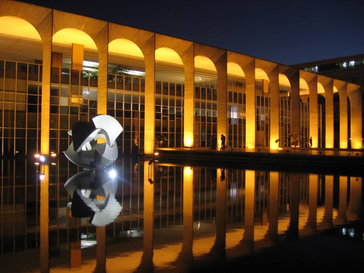 Инжир. 5 - Метеор, Бруно Георгий, Каррарская скульптура из белого мрамора, 1967-1968. Фото: xenïa antunes из Бразилии, Бразилия, CC BY 2.0, через Wikimedia Commons.