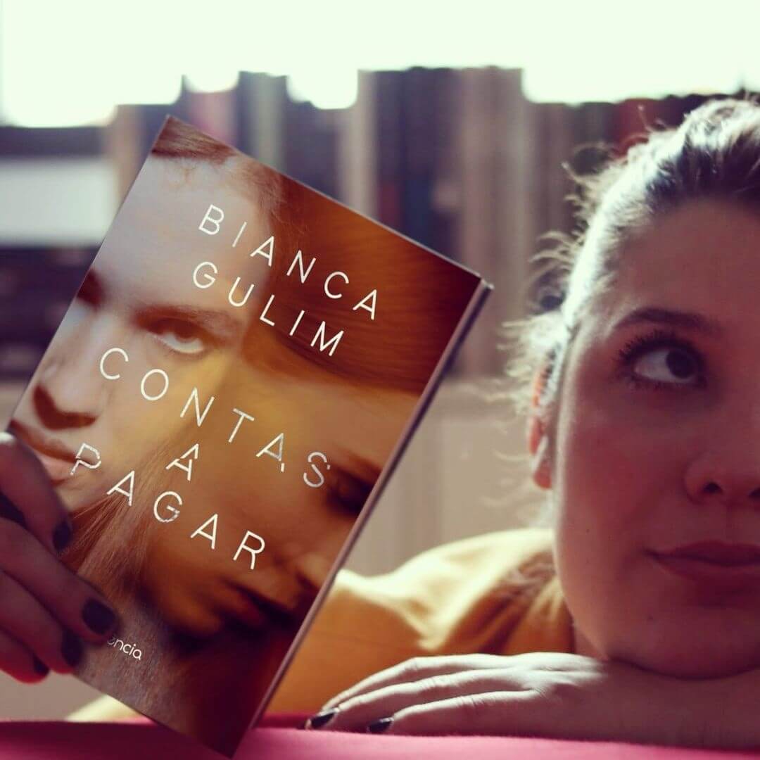 Bianca Gulim e seu livro "Contas a Pagar". Foto: Rivelazione.