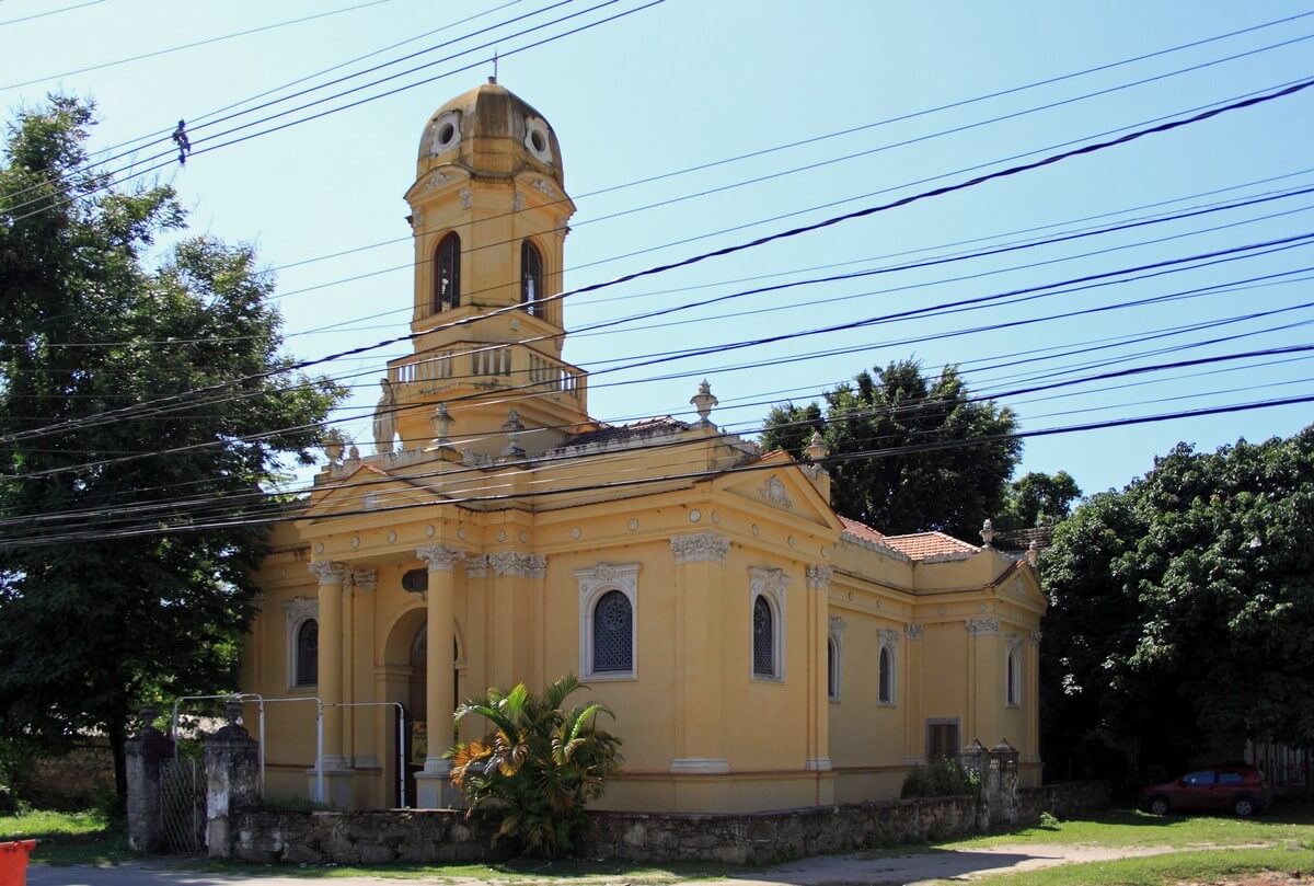 Colônia Juliano Moreira - Igreja Nossa Senhora dos Remédios. Foto: Halley Pacheco de Oliveira, CC BY-SA 3.0, via Wikimedia Commons.