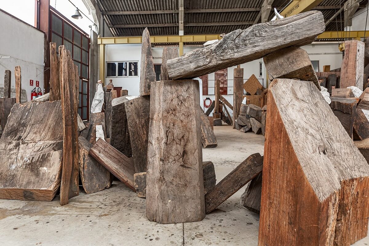 אליסה ברכר, גוף חדש, 2021, פסל עץ משיש קרמי, 2 x 9 x 5 מ '. תמונות: תמונה של לוקאס קרוז.