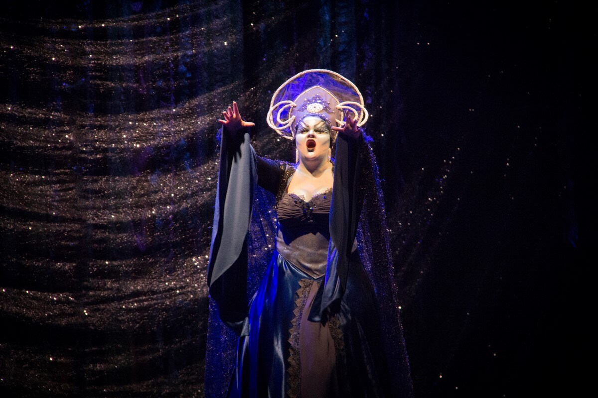 Jéssica Leão, soprano, como A Rainha da Noite em montagem da ópera A flauta mágica, de Mozart, 09-2019. Foto: Andréa Camargo.