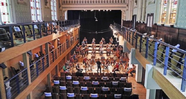 Com adaptações e protocolos, coro e orquestra da Camerata voltam ao palco. Foto: Divulgação.