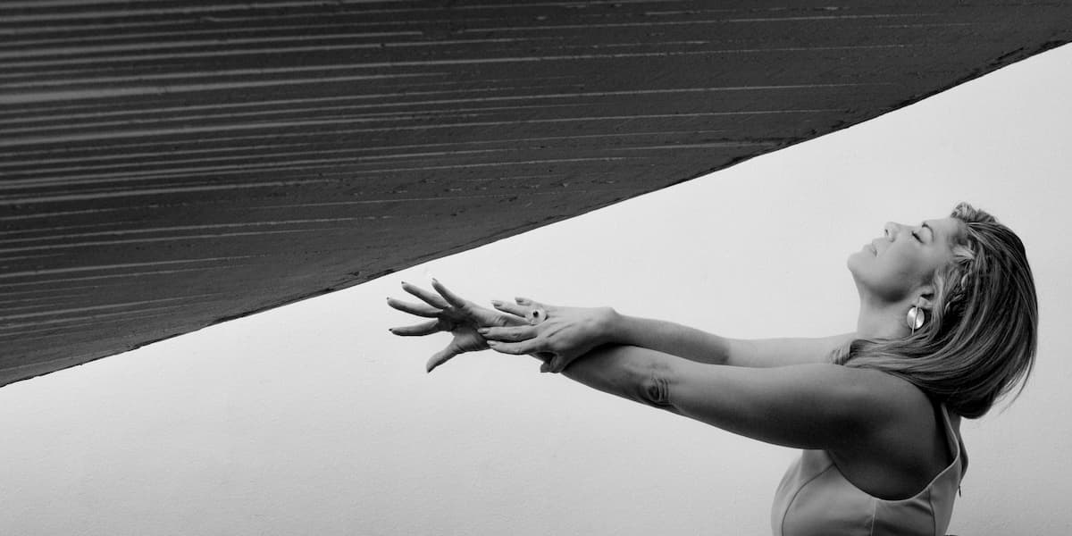モデル: ダニアメリカーノ, 写真: レナートモレスeメイクアップ & 髪のアロアンロープ.