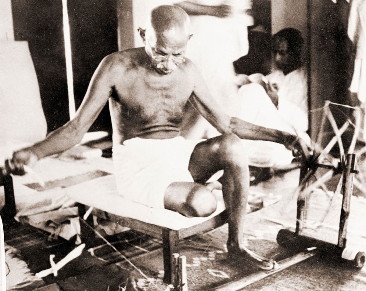Titre: Gandhiji au rouet || Gandhijji na roda de fiar. Année: s/d. Technique: photographie. Dimensões: 150 x 120 cm (exposition).