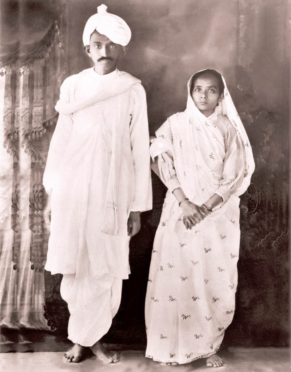Título: Mahatma Gandhi with his wife Kasturba || Mahatma Gandhi com sua esposa Kasturba. Ano: 1924. Técnica: fotografia. Dimensões: 55 x 70 cm (exposição).