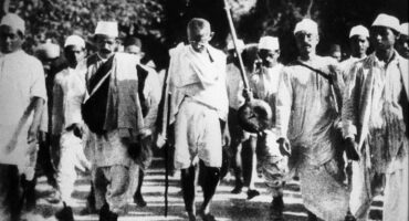 Title: The Historic Dandi March || The historic Dandi March. Year: 1930. Technique: photography. Dimensions: 47 x 70 cm (exhibition).