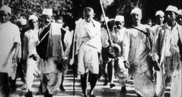 Τίτλος: The Historic Dandi March || Η ιστορική πορεία Dandi. Έτος: 1930. Η τεχνική: φωτογραφία. Διαστάσεις: 47 x 70 cm (έκθεση).