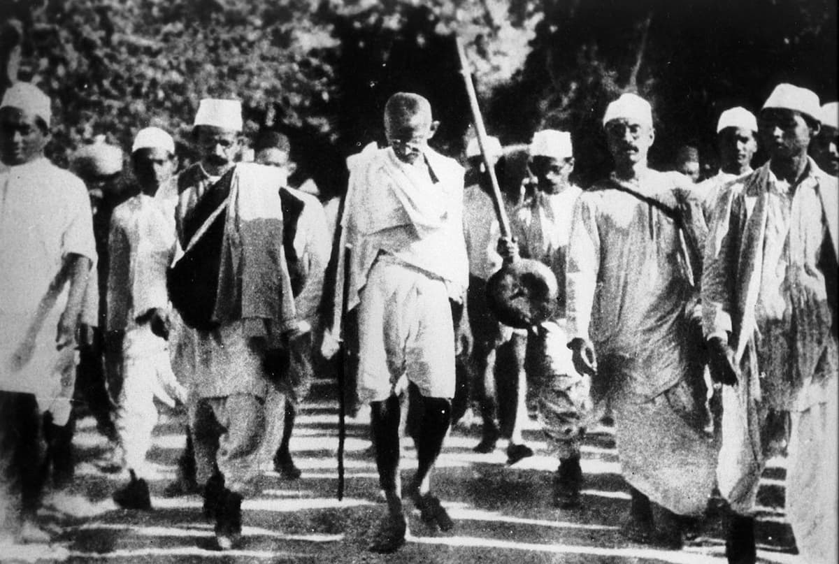 Τίτλος: The Historic Dandi March || Η ιστορική πορεία Dandi. Έτος: 1930. Η τεχνική: φωτογραφία. Διαστάσεις: 47 x 70 cm (έκθεση).