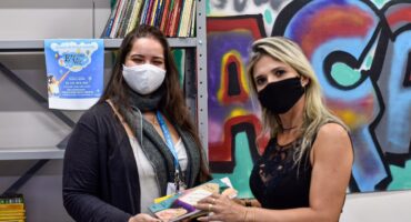 De izquierda a derecha - Thays Almeida (psicólogo de Estácio y organizador de la acción) y Patricia Marins (colaborador del Apoyo Académico de Estácio). Fotos: Hitalus Chaves.