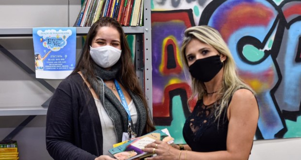 From left to right - Thays Almeida (psychologist at Estácio and organizer of the action) and Patricia Marins (collaborator of Estácio's Academic Support). Photo: Hitalus Chaves.