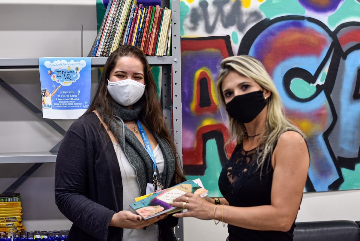 From left to right - Thays Almeida (psychologist at Estácio and organizer of the action) and Patricia Marins (collaborator of Estácio's Academic Support). Photo: Hitalus Chaves.