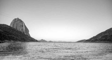 Bathers at Praia Vermelha with Sugar Loaf Mountain. Photo: Rogério Reis.