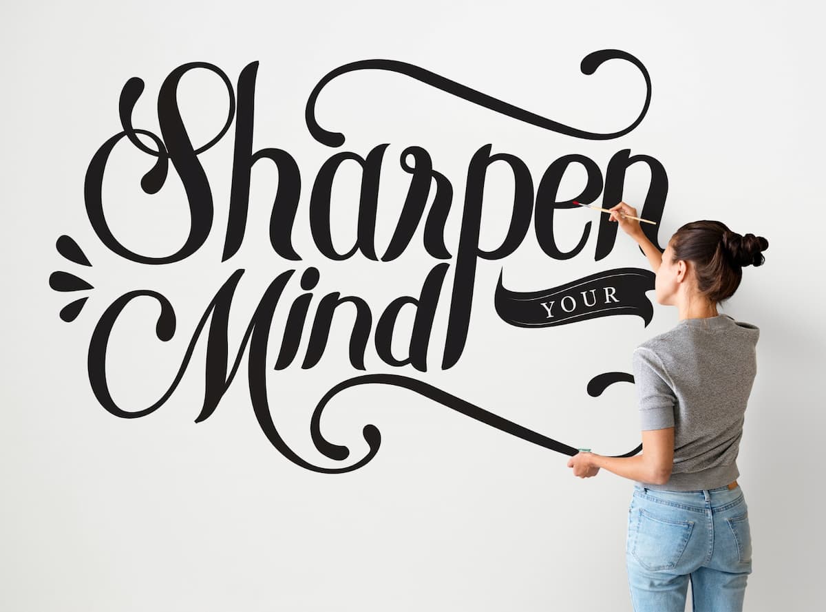 Know how to use lettering in your decoration. Photo: Woman photo created by rawpixel.com - br.freepik.com.