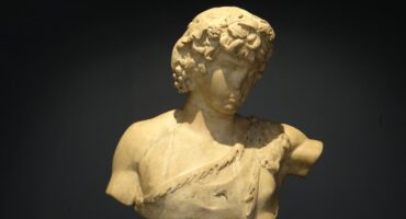 Scultura in marmo rappresentante Antinoo, Il giovane amante dell'imperatore Adriano, opera più antica della collezione del Museo. Foto: Rivelazione.