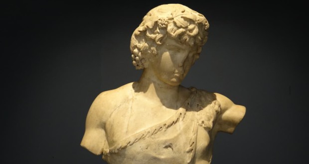 Escultura em mármore que representa Antínoo, o jovem amante do imperador Adriano, obra mais antiga do acervo do Museu. Foto: Divulgação.