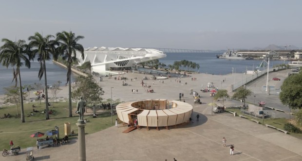 Exposição “Futuro Agora – Revisitando a Arquitetura em Terra”, na Praça Mauá. Foto: Divulgação.