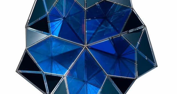 Autore: Olafur Eliasson. Titolo: geometra spaziale. Anno: 2012. Tecnica: Acciaio inossidabile, vetro colorato, filtro in vetro effetto colore, specchio. Dimensioni: 94,4 x 96,2 x 20,1 cm. Featured.