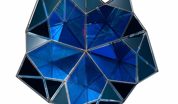 Verfasser: Olafur Eliasson. Titel: Weltraumvermesser. Jahr: 2012. Technik: Rostfreier Stahl, farbiges Glas, Glasfilter mit Farbeffekt, Spiegel. Abmessungen: 94,4 x 96,2 x 20,1 cm. Vorgestellt.