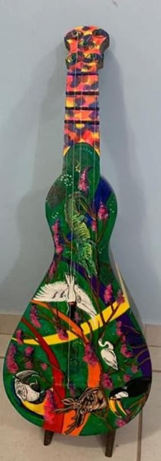 Titolo dell'opera: Viola de Cocho Pantanal. Anno: 2021. Dimensioni: 72x27x11cm. Tecnica: Spazzola. Pittura con vernice acrilica. L'artista della plastica Dayana Trindade. Local: Cuiabá/MT.