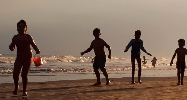 Fotografia "Crianças na praia" di Marcia de Freitas Araujo.