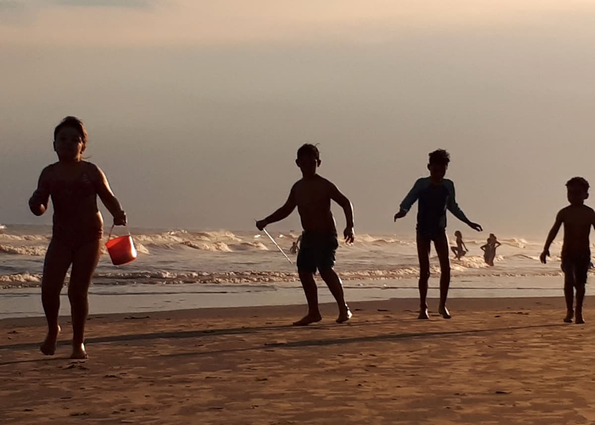 Fotografia "Crianças na praia" de Marcia de Freitas Araujo.