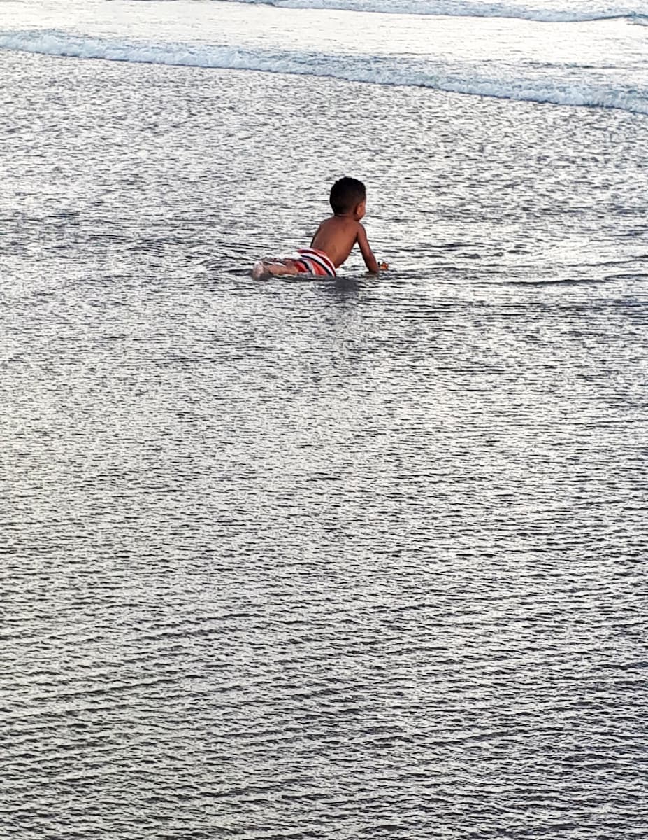 Fotografía & quot; Chico en el mar" de Marcia de Freitas Araujo.