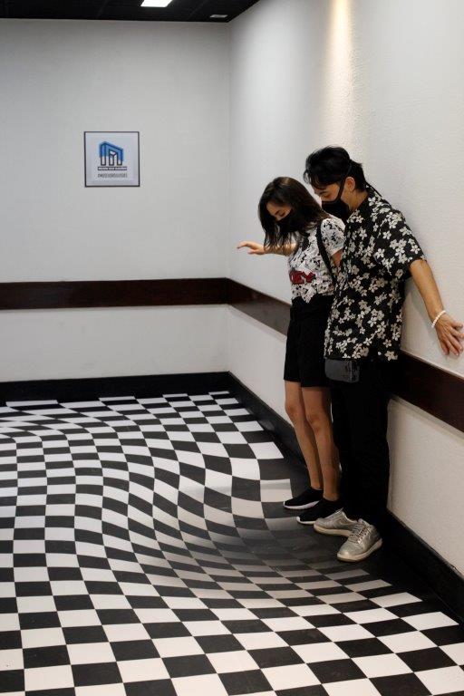 Fico. 4 – Giocare con la sensazione di profondità. Foto: Museo delle Illusioni di San Paolo.