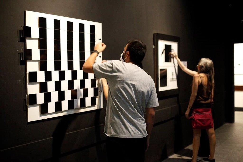 Fig. 5 – Playing with the feeling of depth. Photo: São Paulo Museum of Illusions.