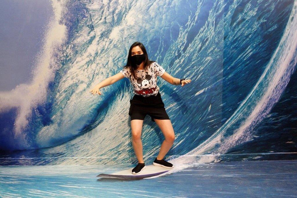 Fig. 6 - Giant wave. Photo: São Paulo Museum of Illusions.