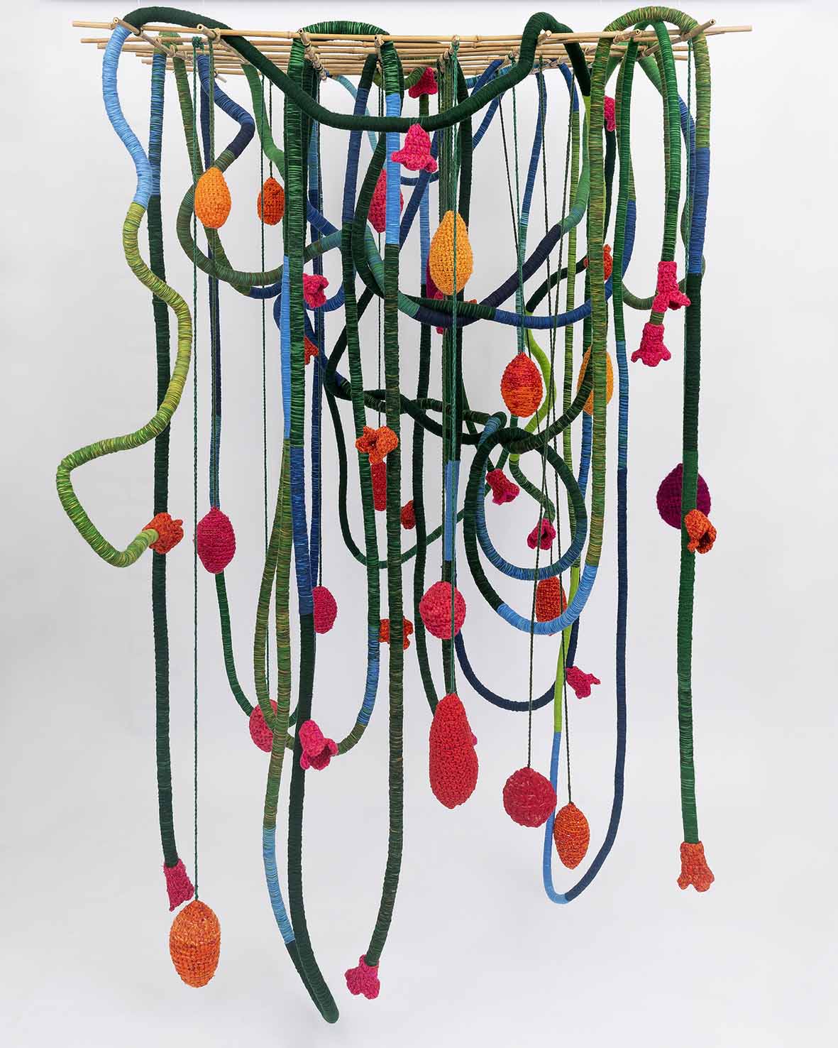 Author: Eva Soban. Title: Tree of Life. Year: Technique: daycare and tangled wires (coiling) (miscellaneous wires, polypropylene foam, wire and bamboo. Dimensions: 130 X 130 x 230 (alt)cm. Photo: Disclosure.