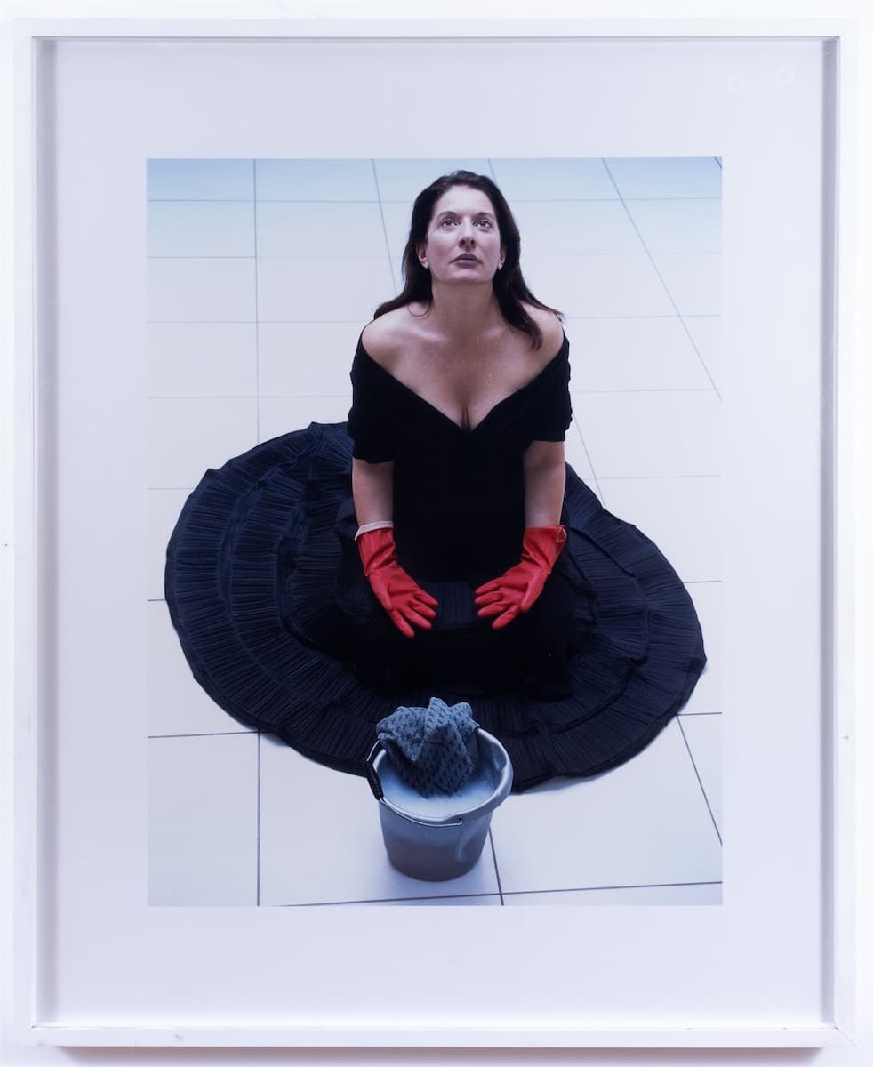 マリーナ・アブラモビッチによる写真, 「床の掃除」 (2004). 写真: ディスクロージャー.