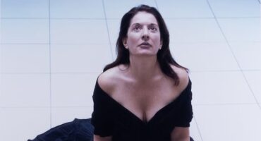 Foto di Marina Abramović, “Pulizia del pavimento” (2004), in primo piano. Foto: Rivelazione.