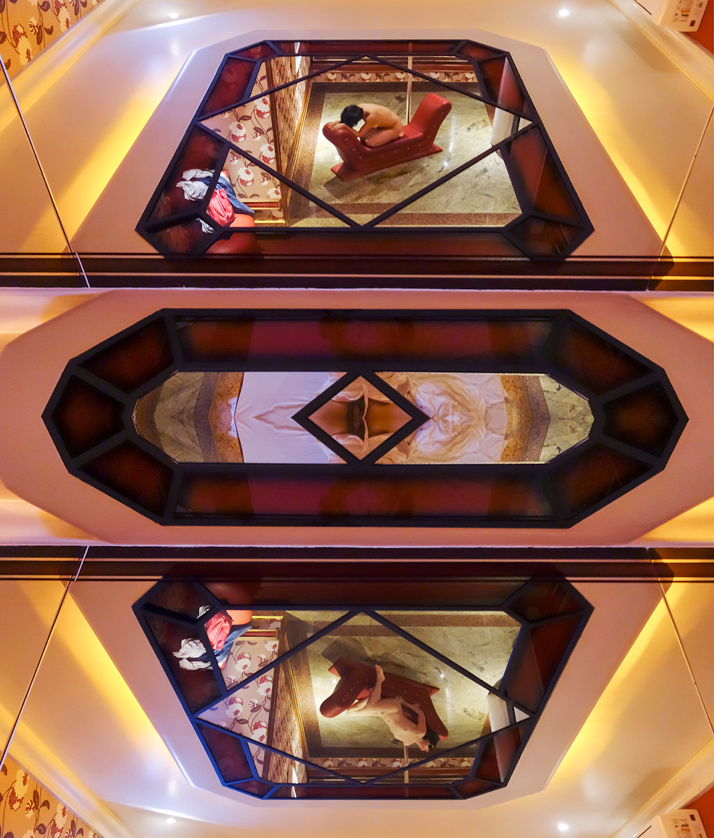Ώμοι Μόνικα, obra Mirrors (2014) (1 από 5 Είδη), Σειρά Desire - Μυστική αρχιτεκτονική, Φωτογραφία τυπωμένη σε βαμβακερό χαρτί Hahnemühle 308 g, Διαστάσεις: 117 x 100 cm. Φωτογραφίες: Αποκάλυψη.